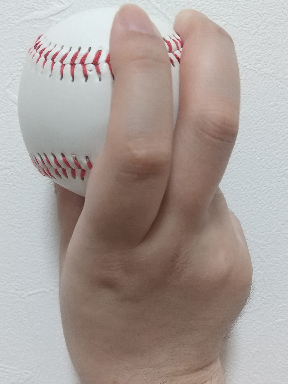 背面から見たフォーシーム・ジャイロボールの握り方