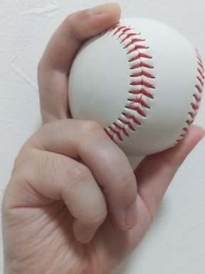 左面から見たフォーシーム・ジャイロボールの握り方