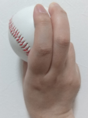 背面から見た宜野座カーブの握り方