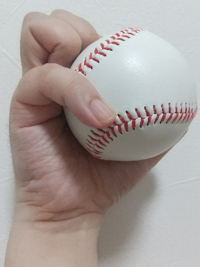 左面から見たナックルボールの握り方