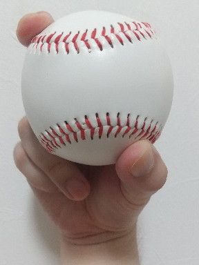 正面から見たナックルカーブの握り方