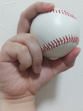 左面から見たナックルカーブの握り方