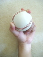 松井 裕樹のスライダーの握り方1