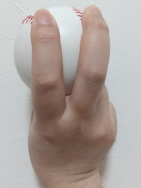 背面から見たシンキング・ファストボールの握り方