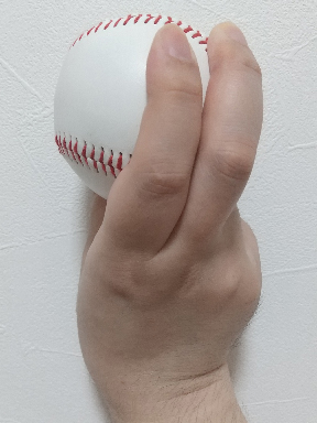 背面から見たスライダーの握り方